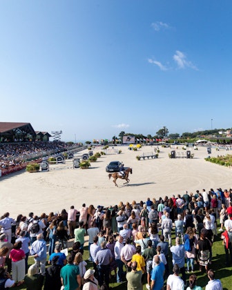 Temporary grandstand and platform solutions for optimal sightlines