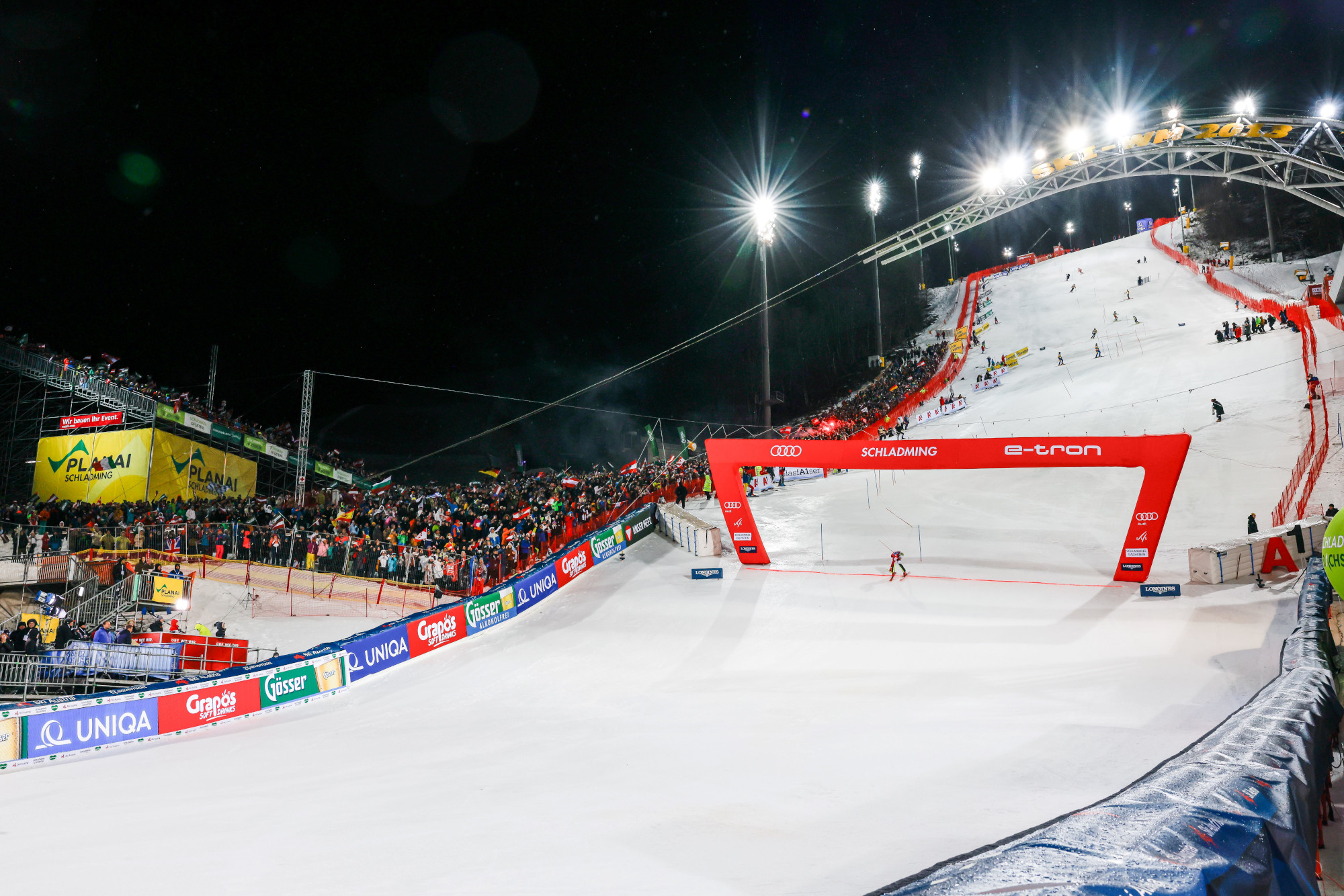 Im Zielbereich empfangen die Fans ihre Skiidole von den Tribünen aus.
