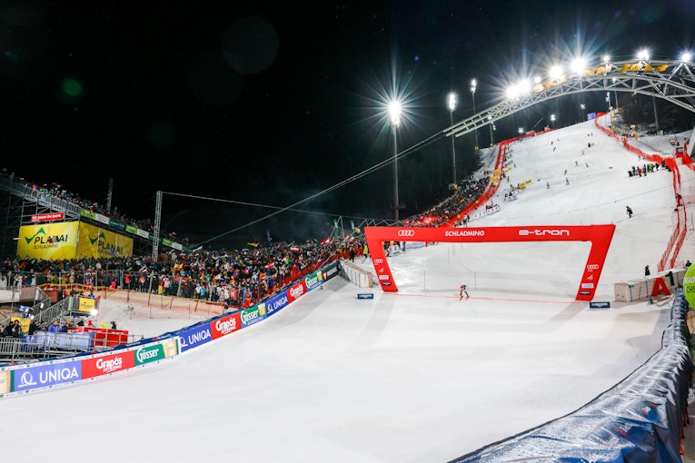 Dans la zone d'arrivée, les supporters accueillent leurs héros du ski depuis les tribunes.