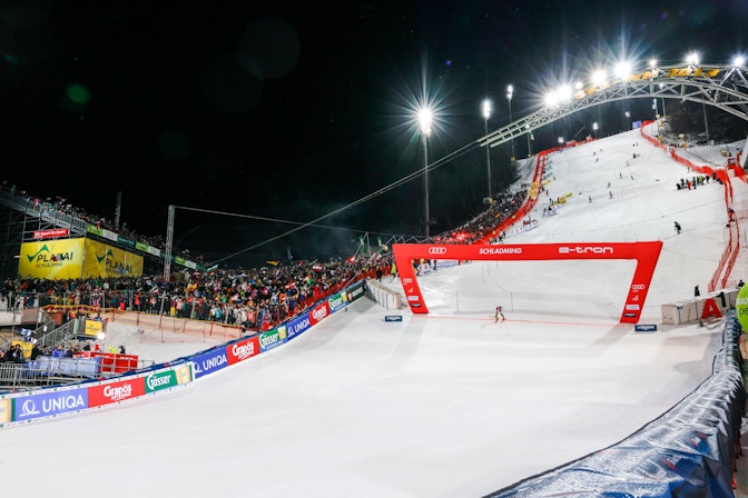 Dans la zone d'arrivée, les supporters accueillent leurs héros du ski depuis les tribunes.