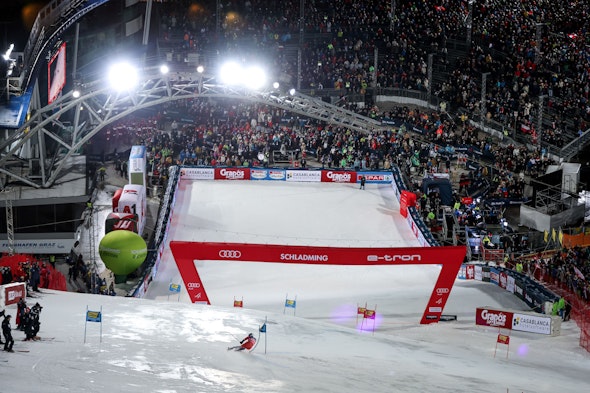 Des milliers de spectateurs profitent de ce spectacle hivernal depuis les tribunes NUSSLI.