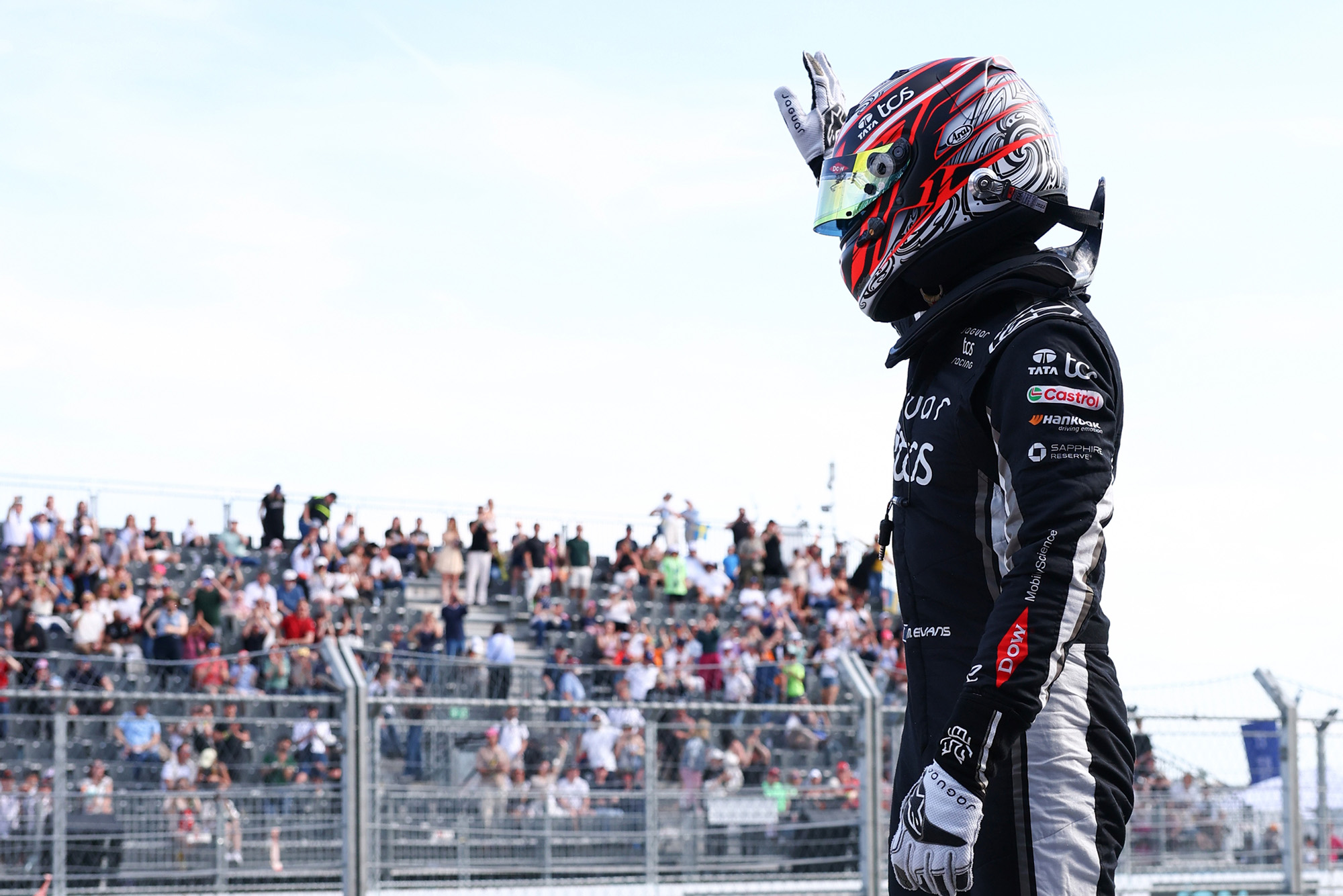 Formel-E-Fahrer im Rennoverall vor vollbesetzter NÜSSLI-Tribüne beim Berlin E-Prix 2026