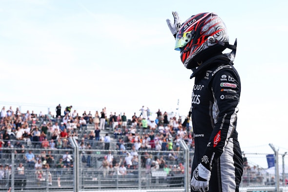 Piloto de Fórmula E con casco y mono frente a una tribuna NUSSLI llena en el E-Prix de Berlín 2026