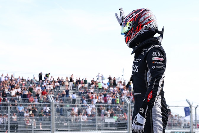 Piloto de Fórmula E con casco y mono frente a una tribuna NUSSLI llena en el E-Prix de Berlín 2026