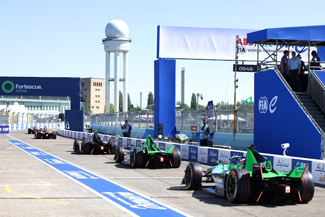Monoplazas de Fórmula E en la recta del E-Prix de Berlín con estructuras NUSSLI al fondo