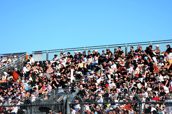 Tribuna NUSSLI llena de espectadores en el E-Prix de Berlín 2026 bajo cielo despejado.