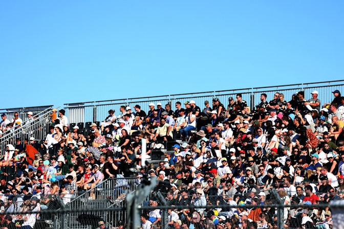 Tribuna NUSSLI llena de espectadores en el E-Prix de Berlín 2026 bajo cielo despejado.