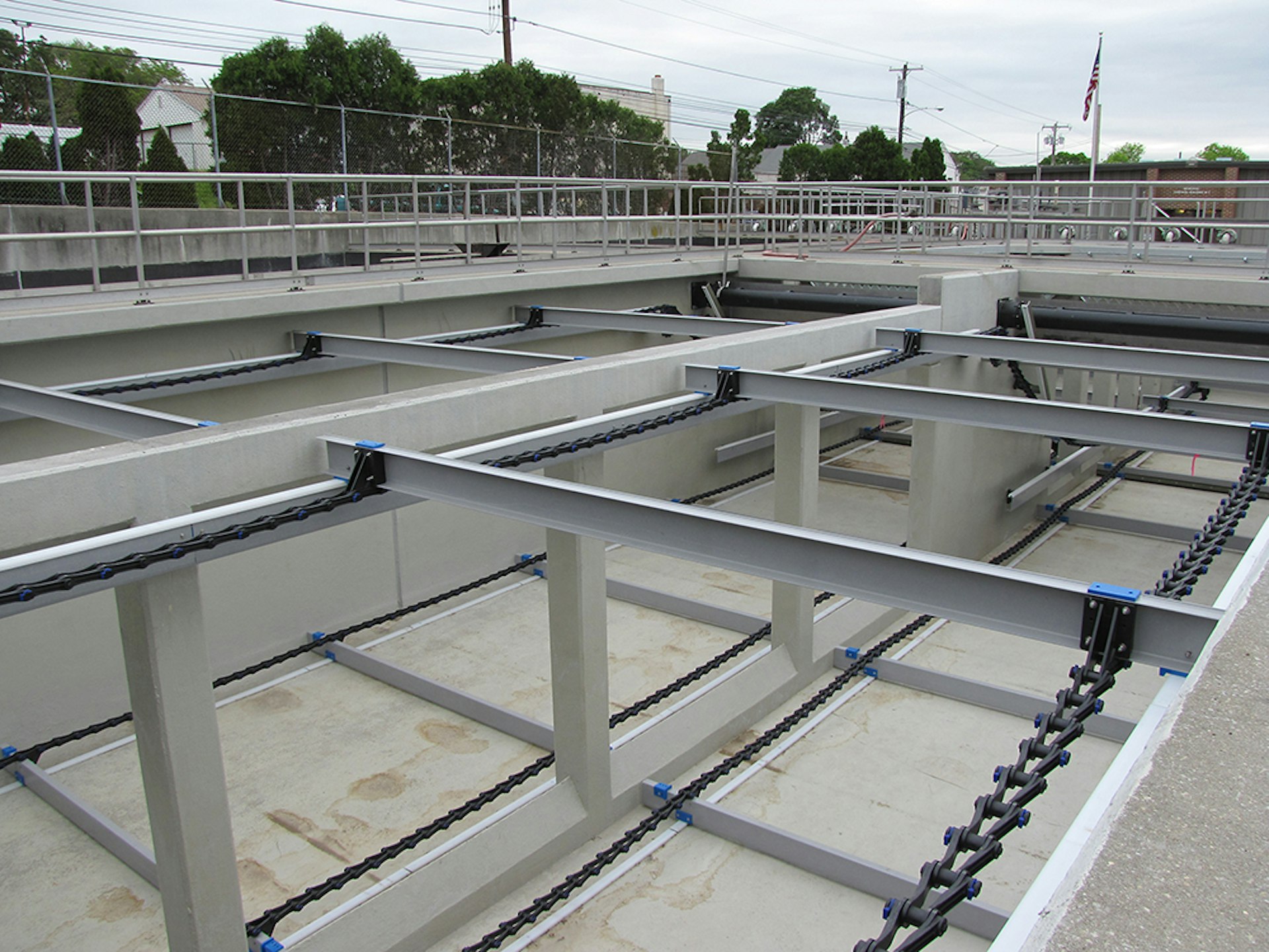 End-to-end wastewater treatment system integrating chain and flight clarifiers End-to-end wastewater treatment system integrating chain and flight clarifiers