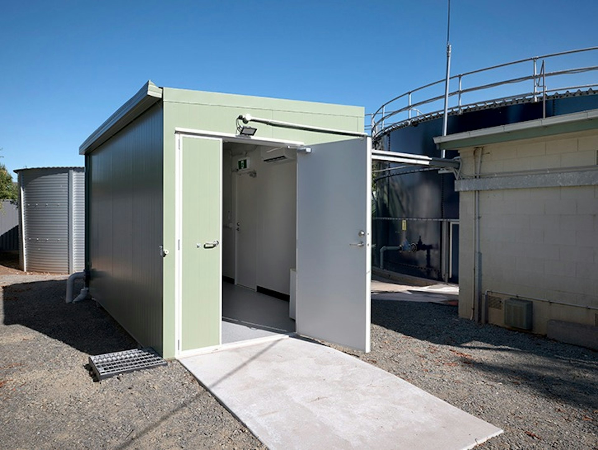 Modular UV rapid deployment system installed at Learmonth Water Treatment facility. Modular UV rapid deployment system installed at Learmonth Water Treatment facility.