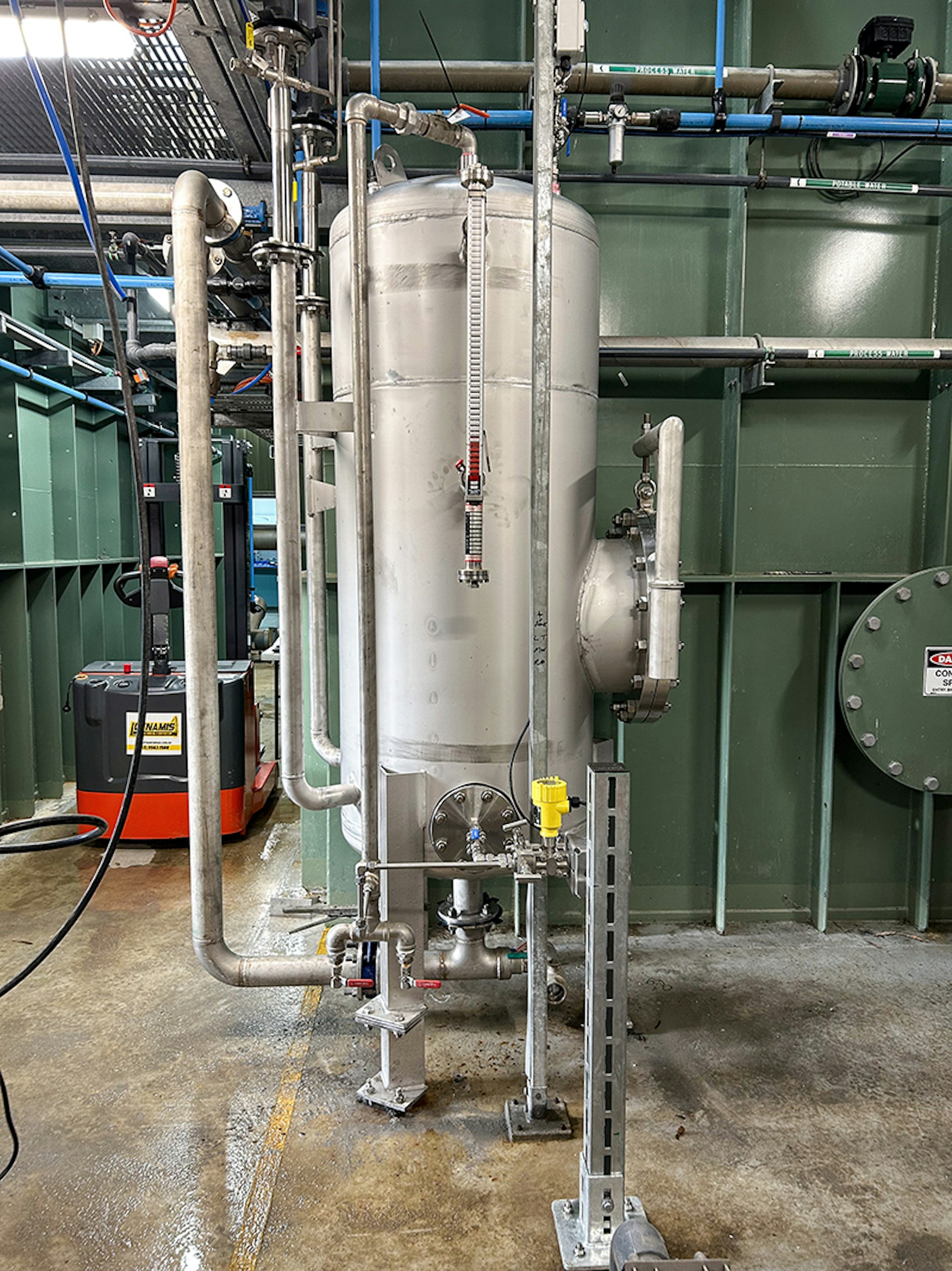 Replacement stainless steel saturator vessel at Devon North water treatment plant Replacement stainless steel saturator vessel at Devon North water treatment plant