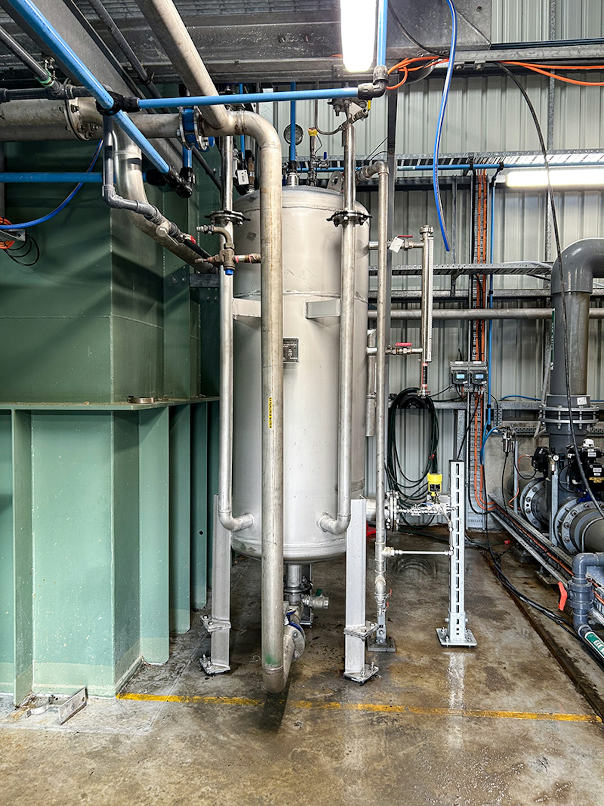 DAFF saturator vessel with instrumentation and pipework at Devon North DAFF saturator vessel with instrumentation and pipework at Devon North