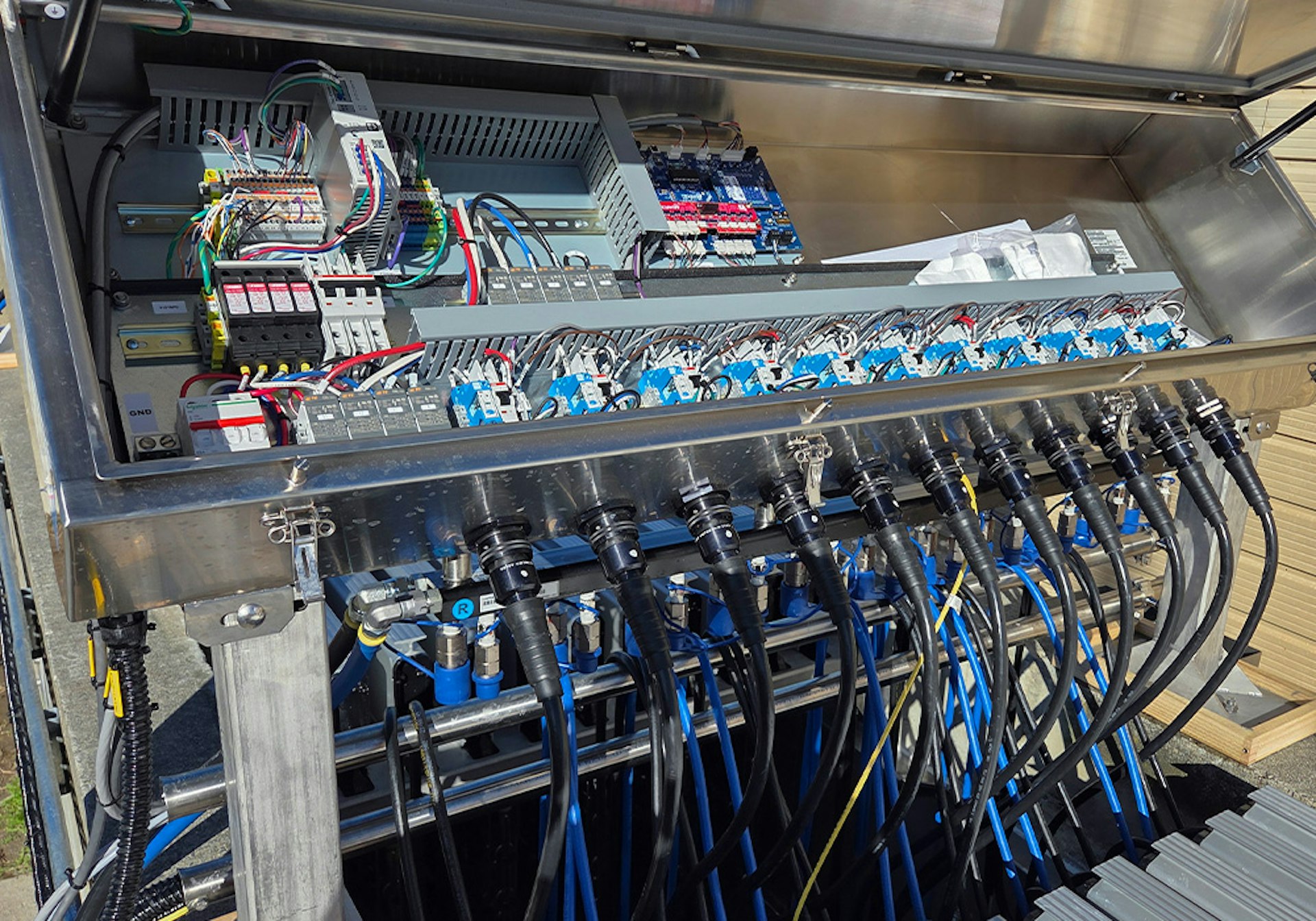 Internal lamp controls and electrical components for the TrojanUV3000Plus system