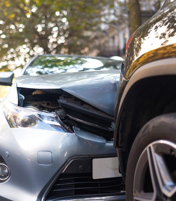 2 cars hitting eachother