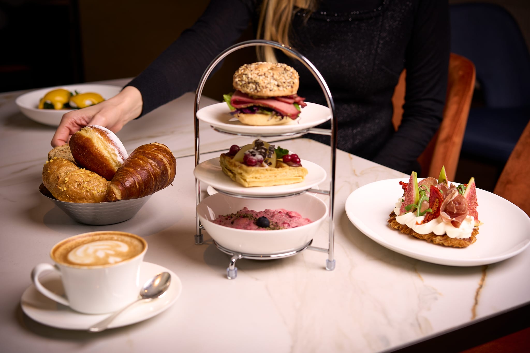 Confiserie Sprünfli Restaurant und Cafe Frühstücktisch mit diversen Speisen wie Croissants, Birchermüesli, Bagel, Waffeln, Egg Benedict und Kaffee