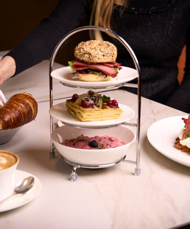 Confiserie Sprünfli Restaurant und Cafe Frühstücktisch mit diversen Speisen wie Croissants, Birchermüesli, Bagel, Waffeln, Egg Benedict und Kaffee