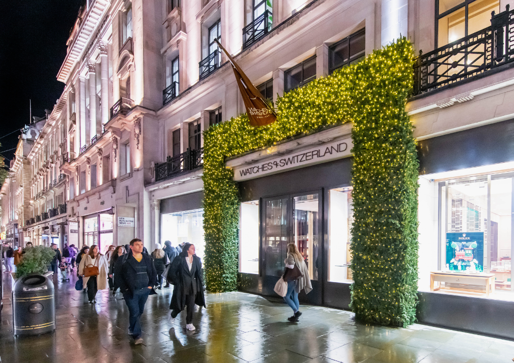 Highstreet at night with people