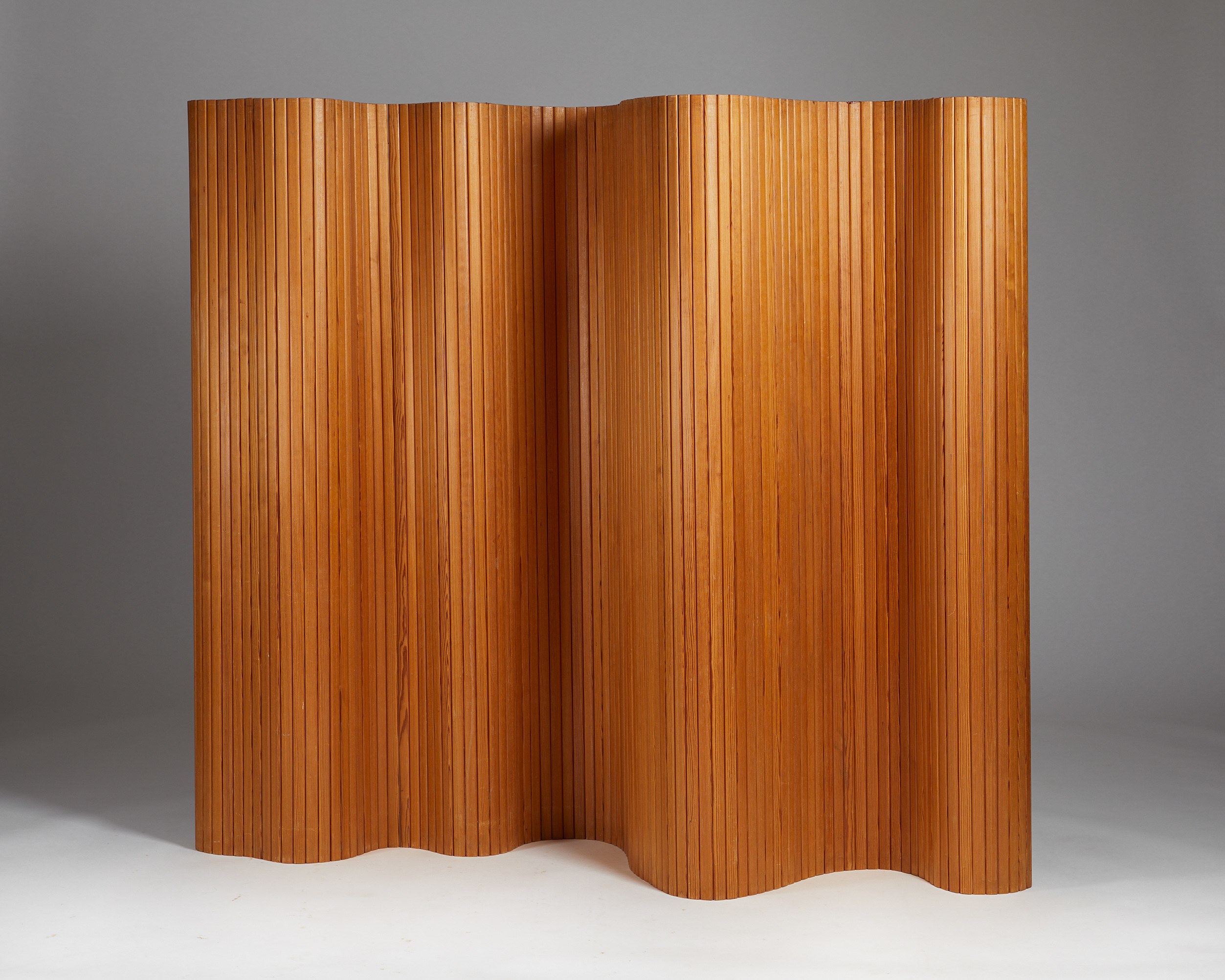 ALVAR AALTO タイル ARABIA ブラウン Artek Alvar Aalto - Three-Legged Stool 60 - Walnut Stained - Artek