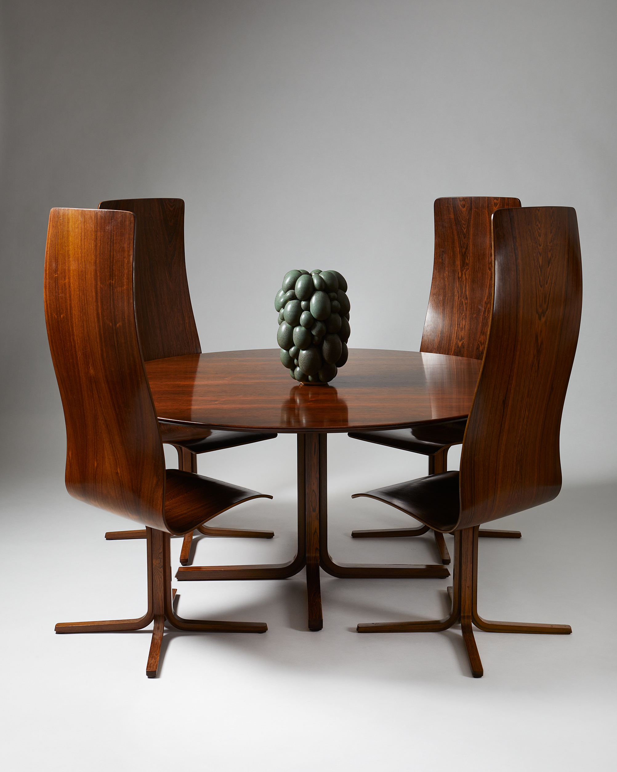 Arne Jacobsen and the iconic 'Oxford' dining set | Modernity