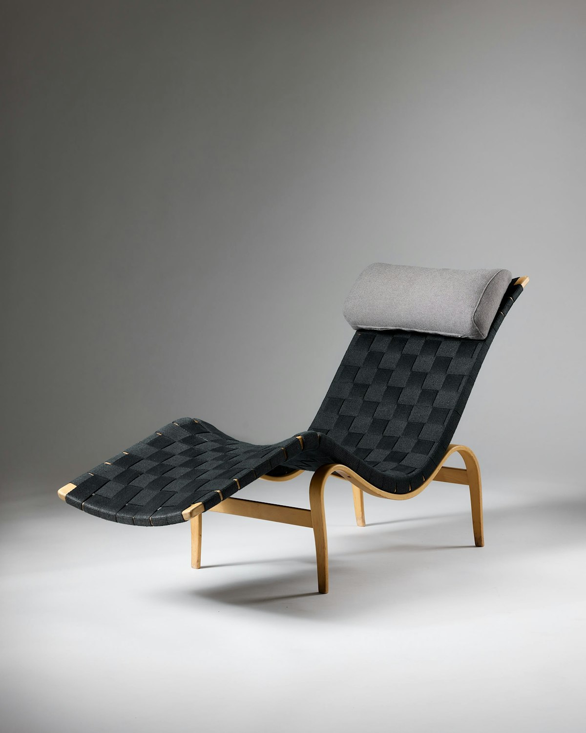 Chaise lounge designed by Bruno Mathsson, Sweden, 1940s