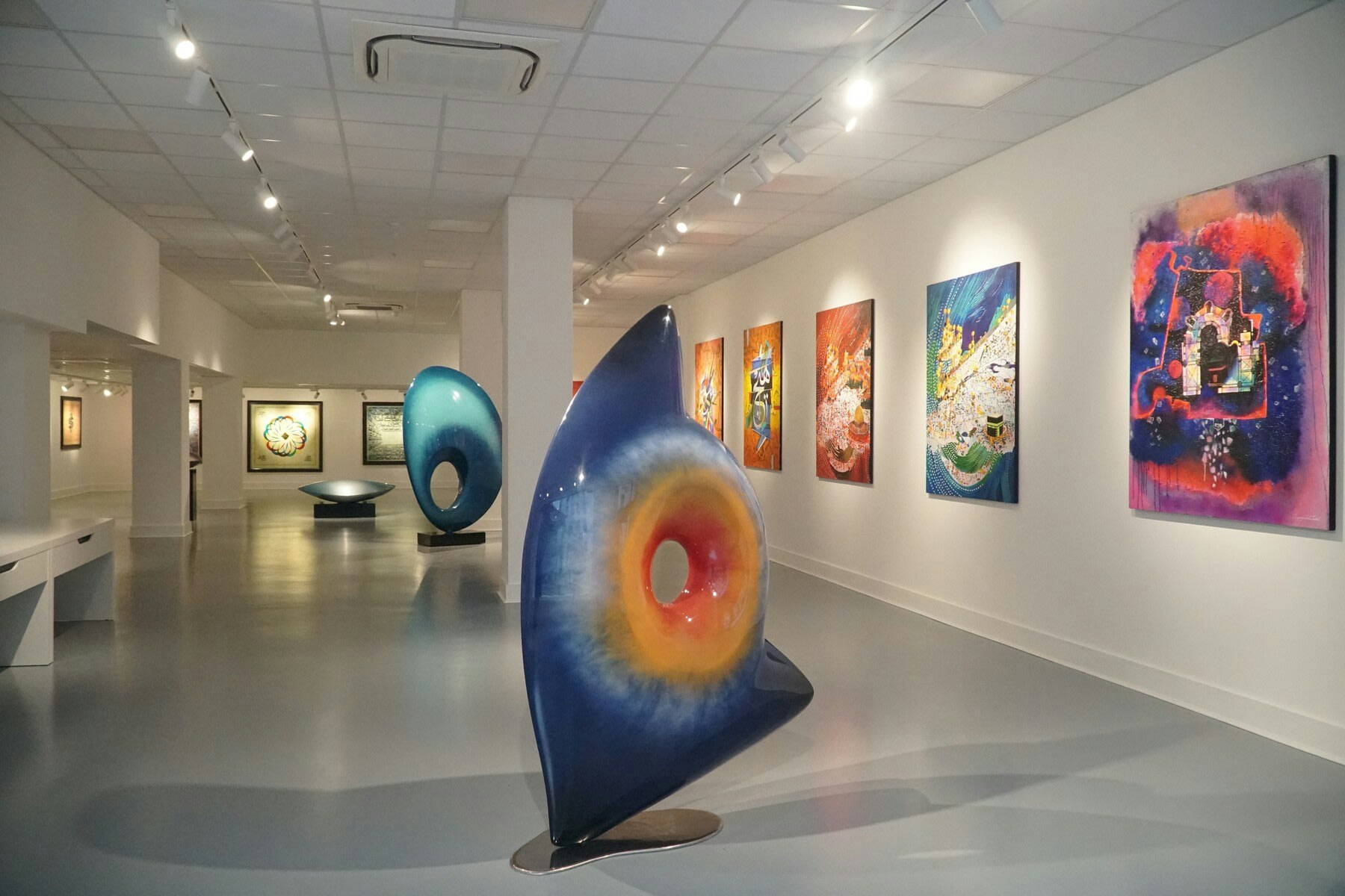 Art sculpture in middle of hall