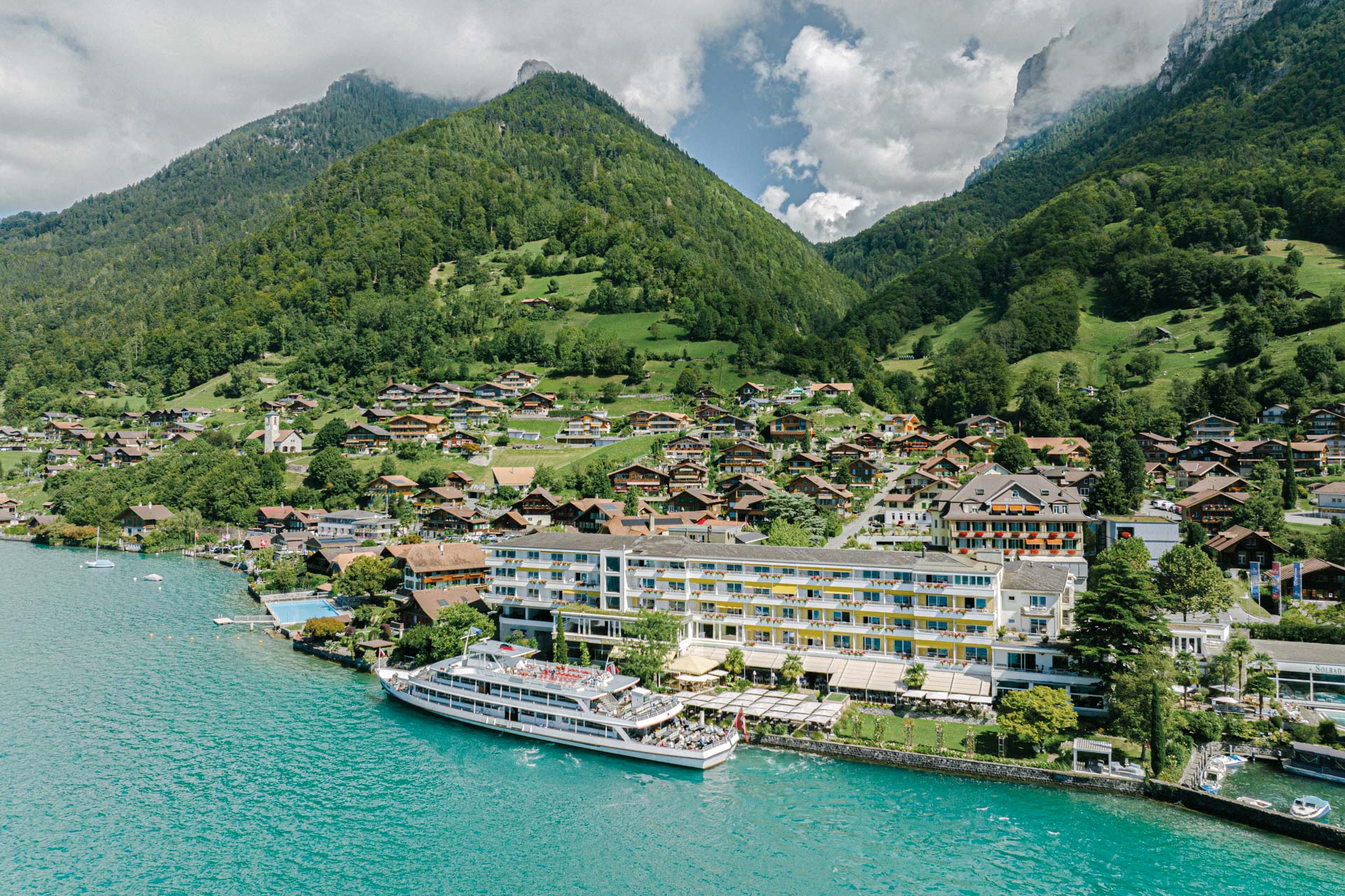 Hotel Beatus, Ausflugsschiff und Berge von oben
