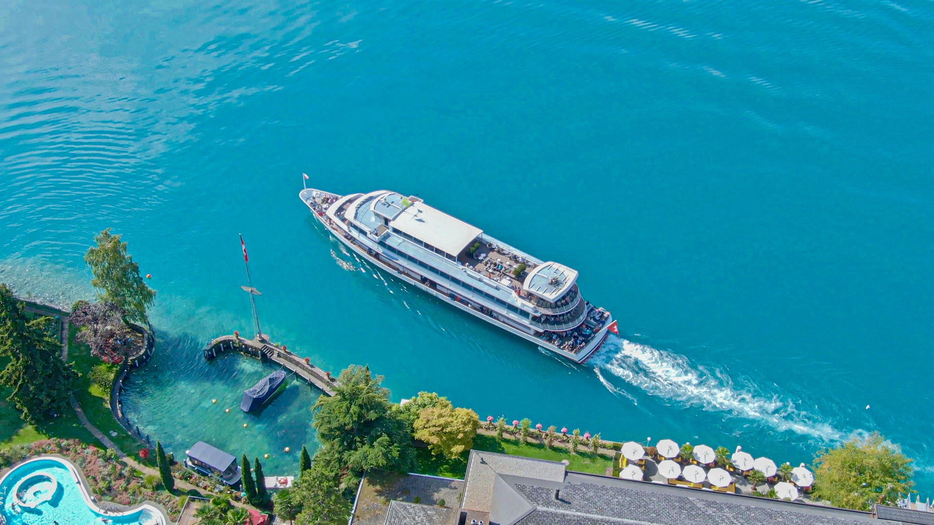Ausflugsschiff auf Thunersee, Sonnenschirme, Bad von oben