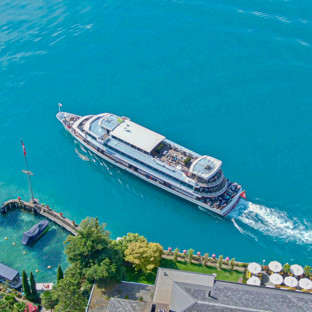 Ausflugsschiff vor dem Wellness-Bereich des Hotel BEATUS Ausflugsschiff auf Thunersee, Sonnenschirme, Bad von oben