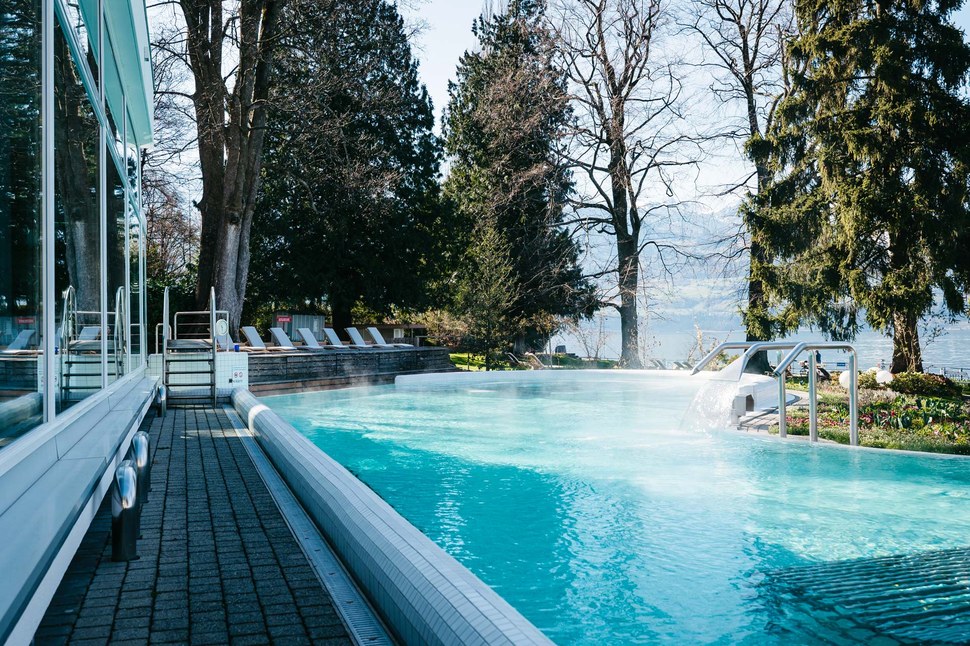 À gauche, la piscine couverte coupée, à droite la piscine extérieure avec buses de massage