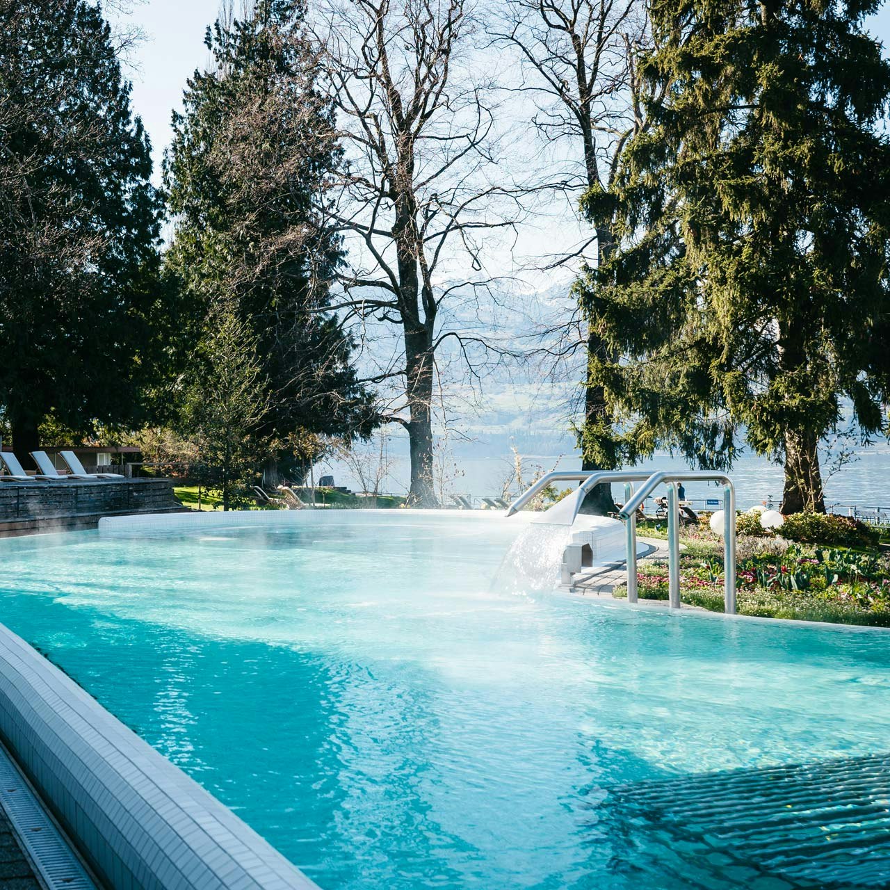 Solbad des Hotel BEATUS mit Massagedusche Links die angeschnittene Schwimmhalle, rechts das Aussenschwimmbad mit Massagedüsen