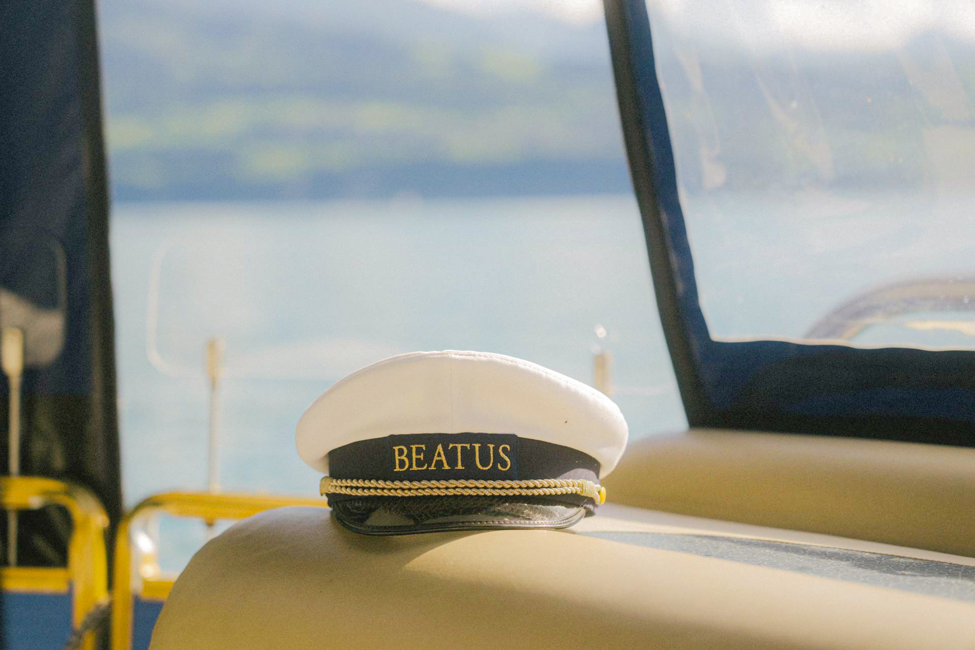 Kapitänsmütze mit Aufschrift «BEATUS» in einem Schiff auf dem See