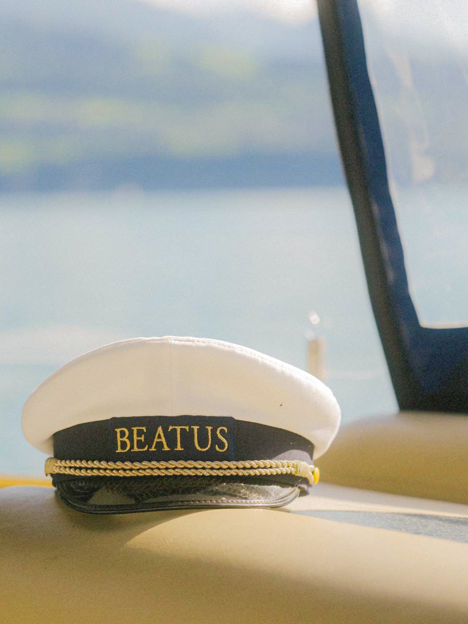Kapitänsmütze in der MS BEATUS II Kapitänsmütze mit Aufschrift «BEATUS» in einem Schiff auf dem See