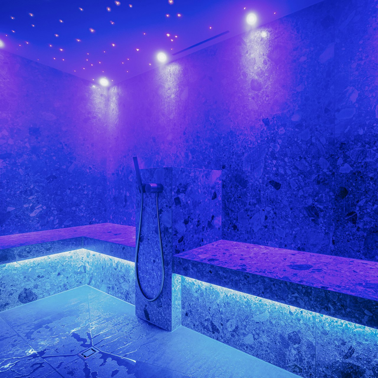 Bain de vapeur à l'hôtel BEATUS Bain de vapeur en marbre éclairé en bleu avec tuyau de douche