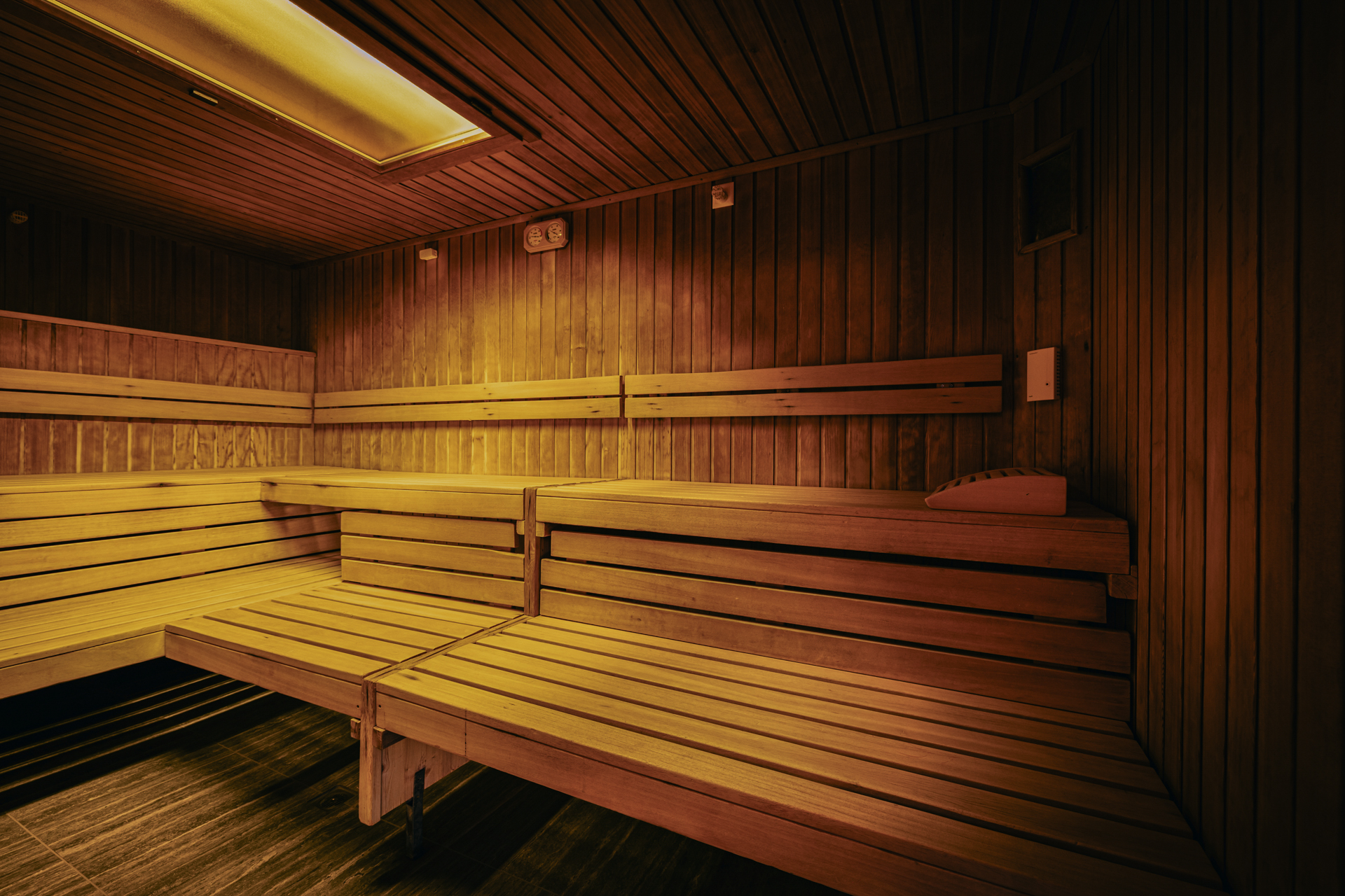 Holzliegen mit zwei Niveaus in der Sauna
