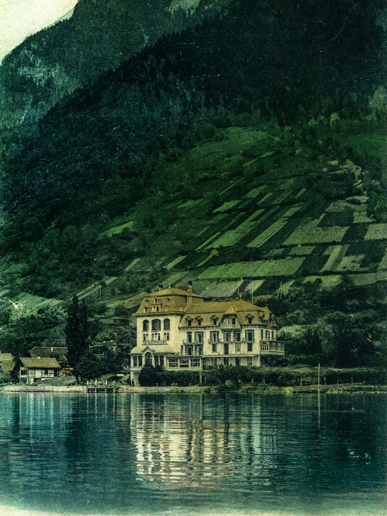 Postkarte des Hotel BEATUS Kolorierte Postkarte mit dem Vorgängerbau des Hotel BEATUS, davor der See, dahinter ganz gross der Berg