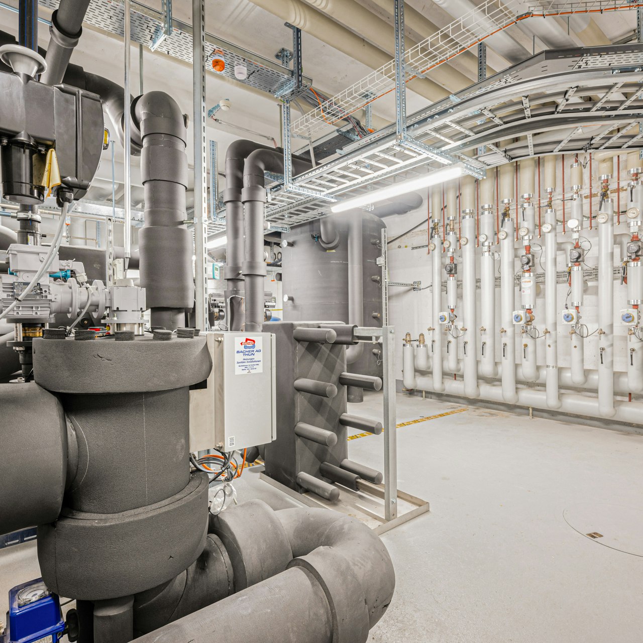 Pompe à chaleur à eau de mer de l'hôtel BEATUS Tuyaux et régulateurs pour une pompe à chaleur à eau de mer dans la cave