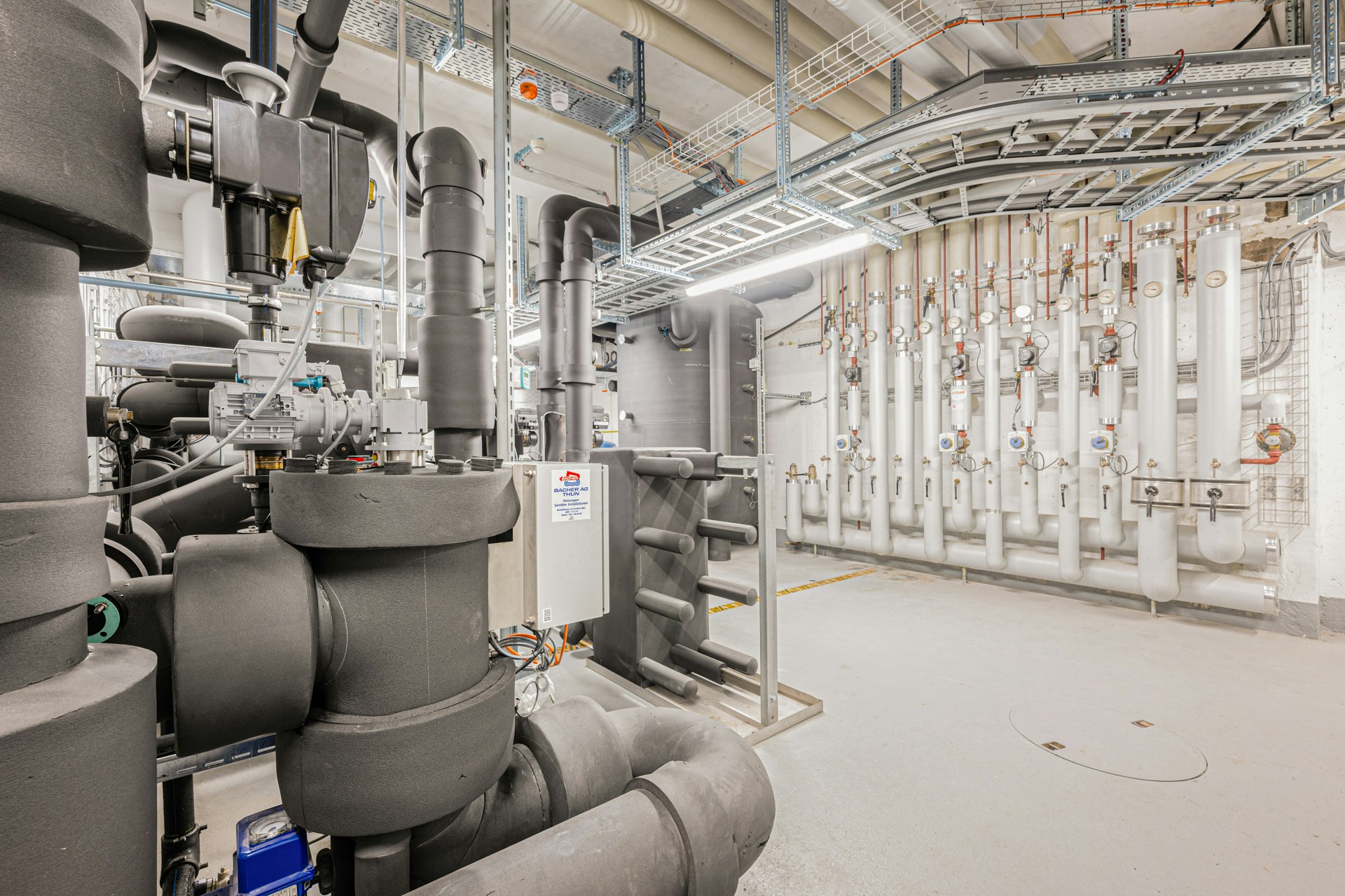 Rohre und Regler für die Seewasser-Wärmepumpe
