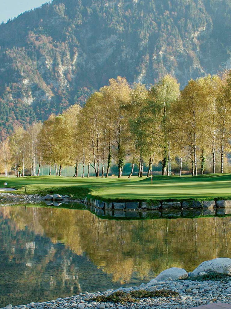 Golfplatz Interlaken-Untersee Ein Golfplatz mit einem künstlichem Teich und kurz getrimmtem Rasen mit Bäumen runderherum