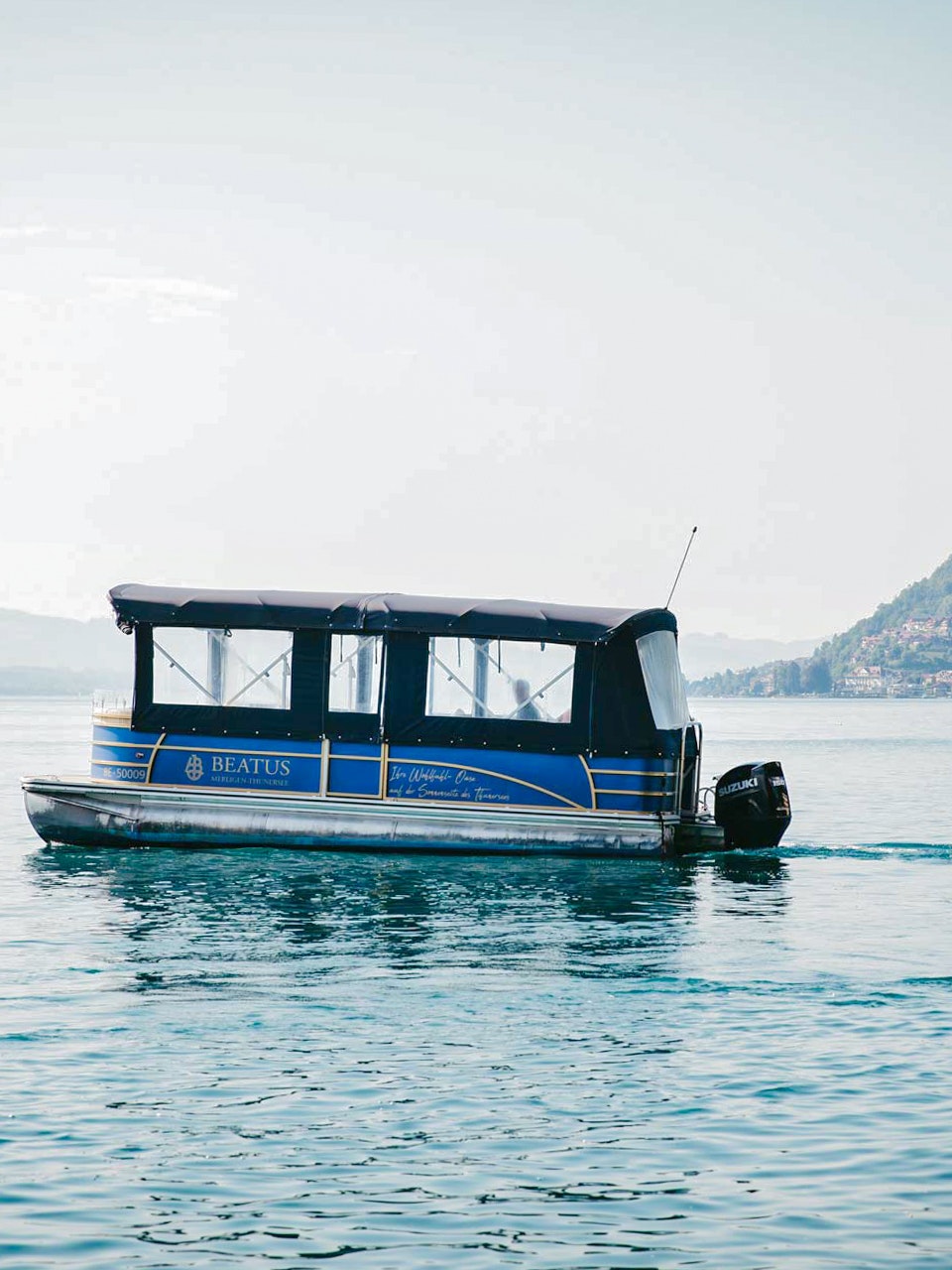 Natur-Guide Volker mit dem MS Beatus II unterwegs auf dem Thunersee Das kleine Ausflugsschiff MS Beatus II auf dem Thunersee
