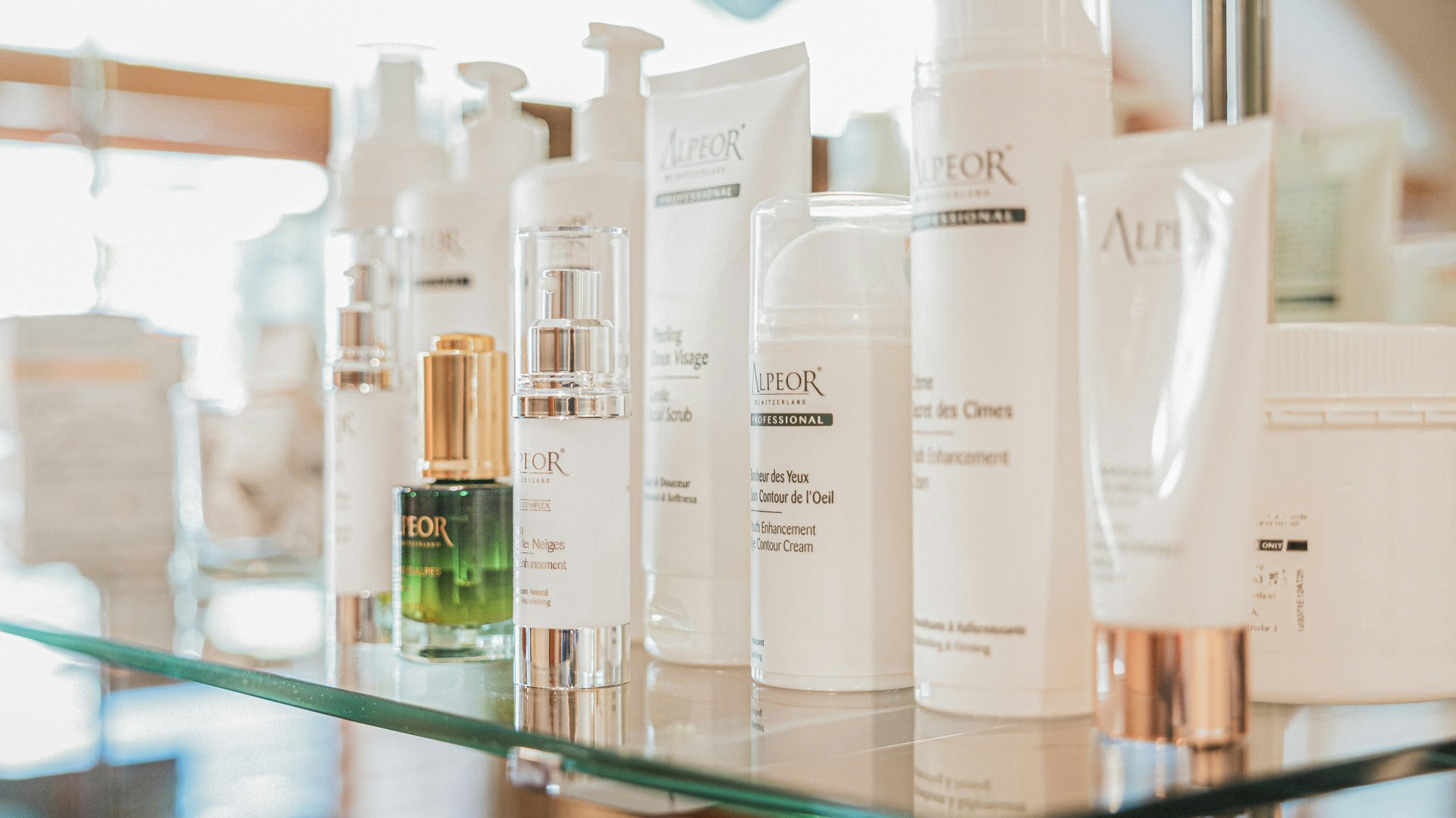 Pflegeprodukte von Alpeor im Hotel BEATUS Eine Reihe von Pflegeprodukten in hellen Tuben vor unscharfem Hintergrund