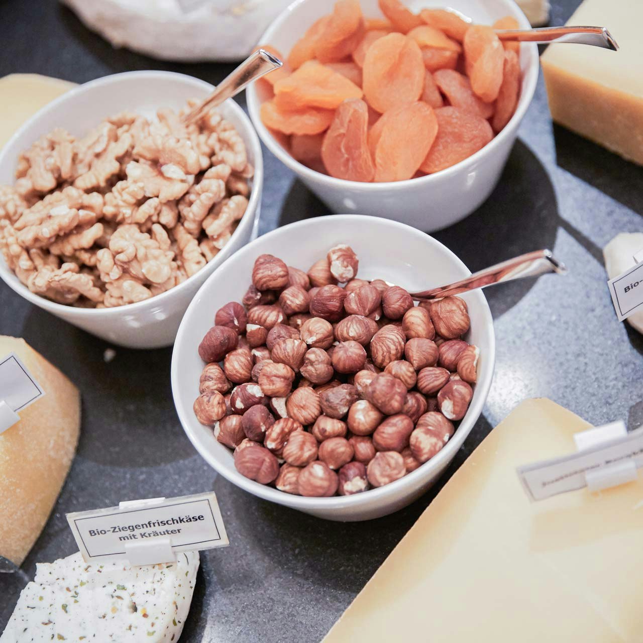 BEATUS Kulinarik Frühstücksbuffet Frühstücksbuffet mit Nüssen, Trockenfrüchten und Käse