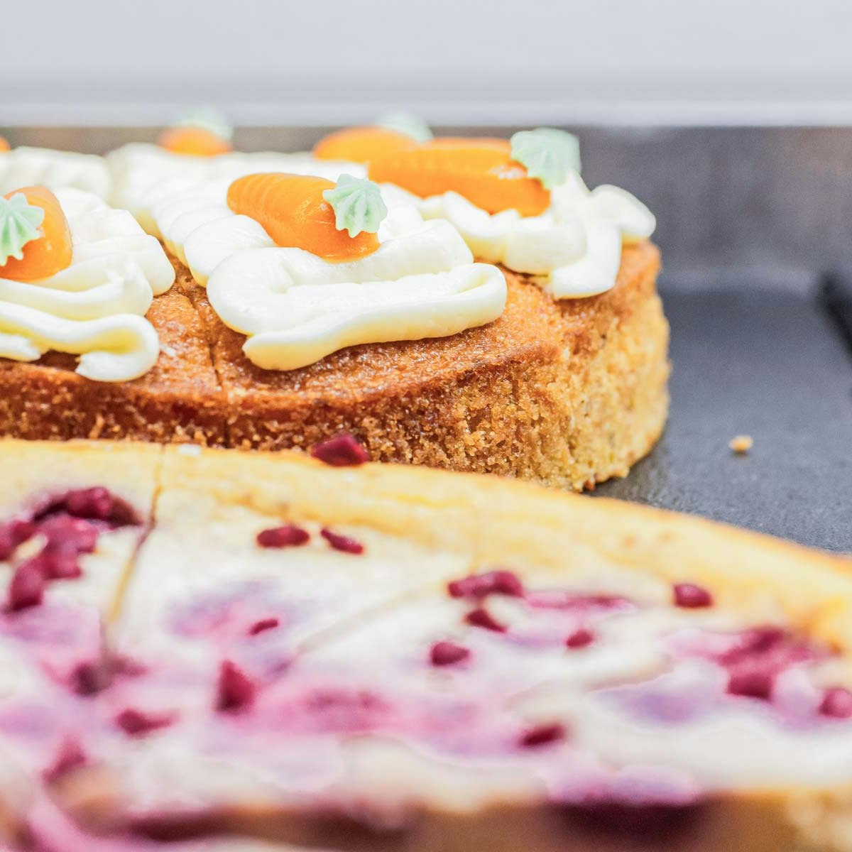 BEATUS Kulinarik Kuchenbuffet Kuchenbuffet mit Rüeblikuchen und Fruchtwähe unscharf im Vordergrund