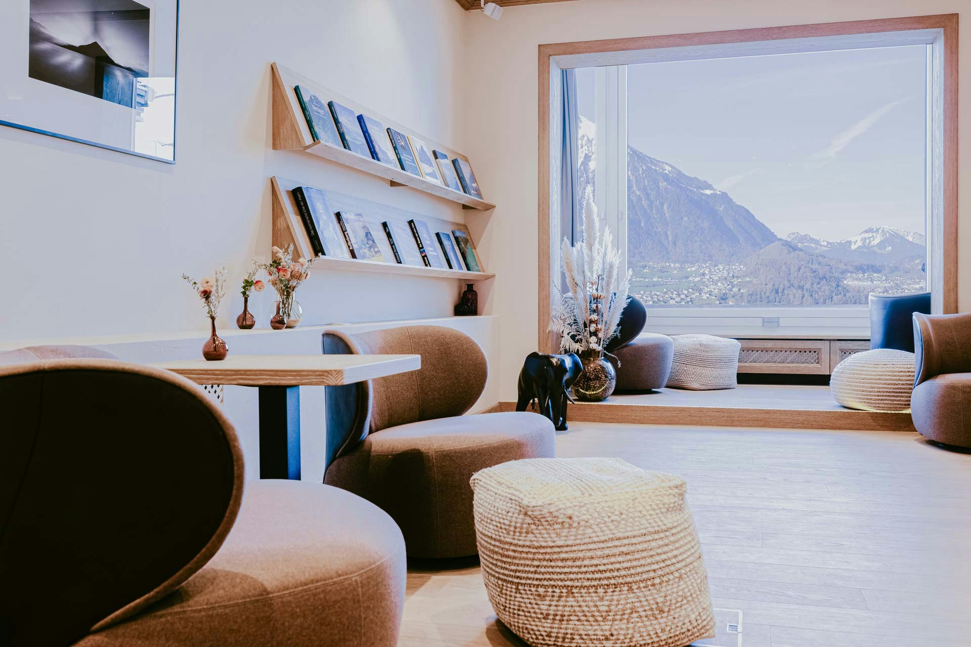 Meubles rembourrés et tables, grande fenêtre avec vue sur le lac