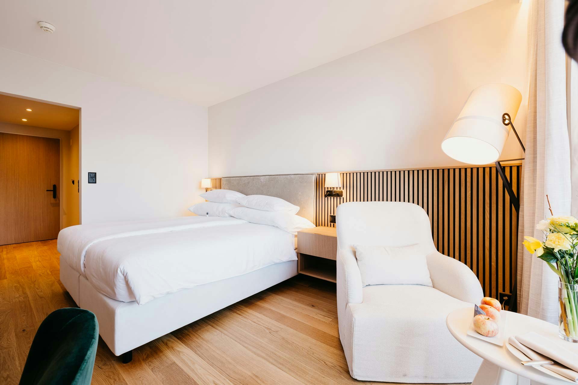 Chambre avec parquet, meubles rembourrés et un lit double