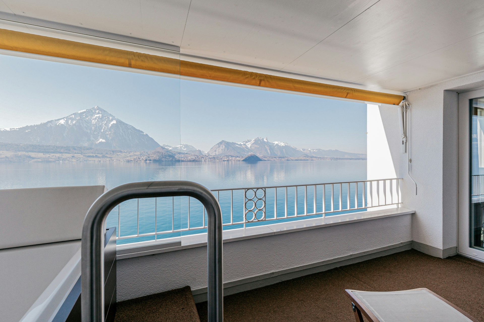 Blick vom Balkon auf den See und die Berge, links Einstieg in ein Jacuzzi