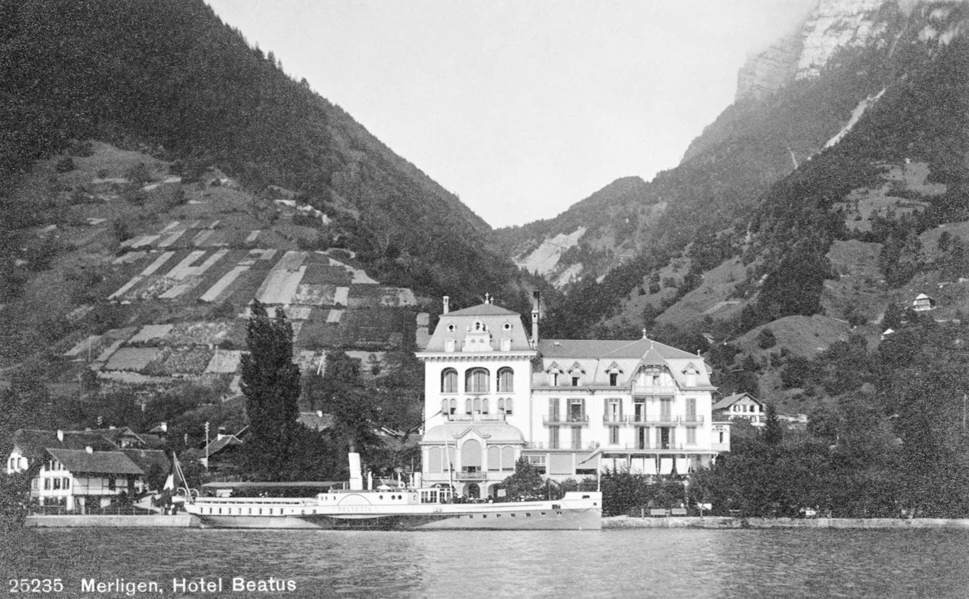 Schwarz-weiss-Foto des Hotel BEATUS vom See aus fotografiert, Jugendstilgebäude