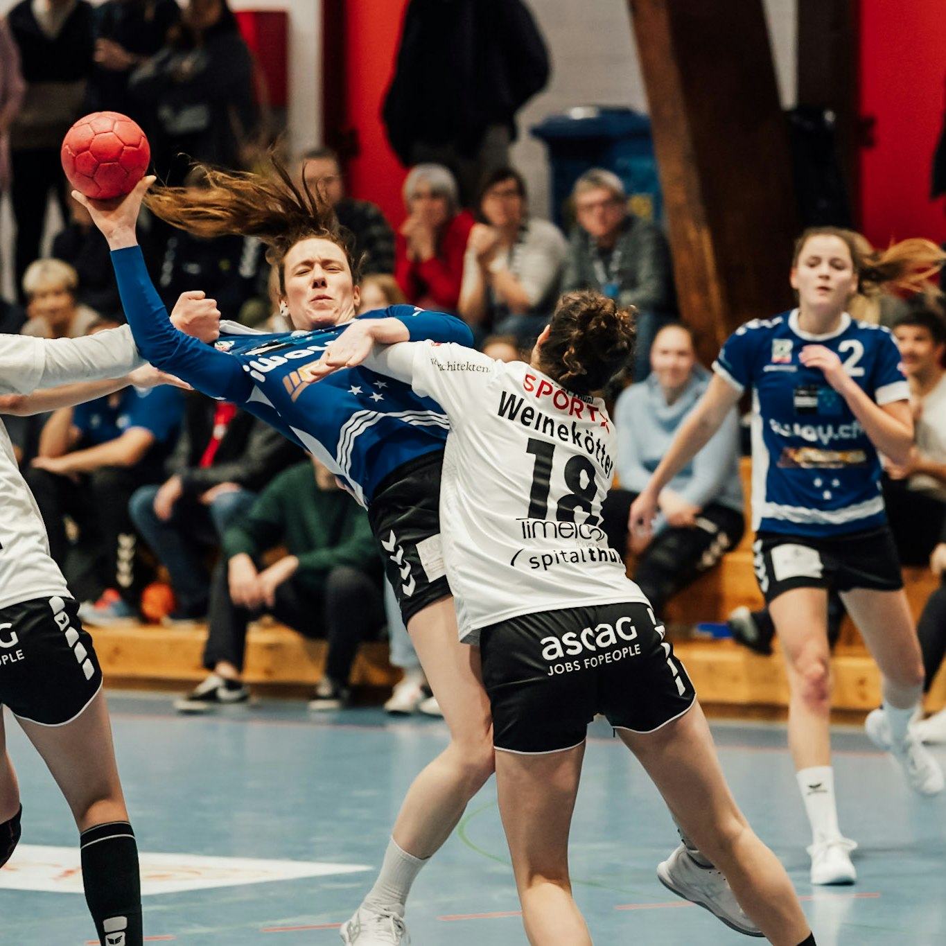 DHB Rotweiss Thun Trois handballeuses disputent le ballon à une femme de l'équipe adverse