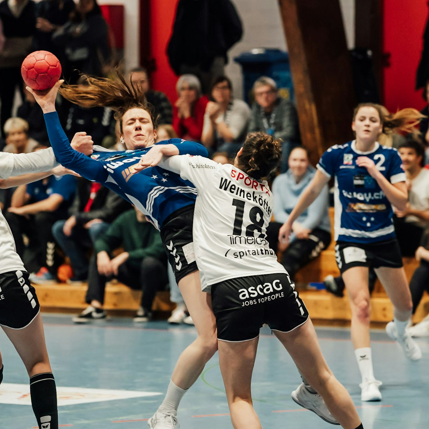 DHB Rotweiss Thun Drei Handballerinnen machen einer Frau der gegnerischen Mannschaft den Ball streitig
