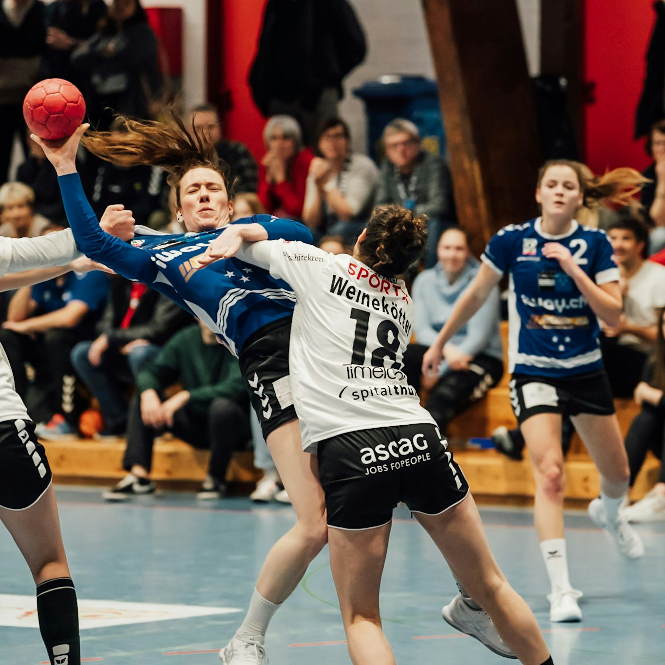 DHB Rotweiss Thun Three female handball players dispute the ball with a woman from the opposing team