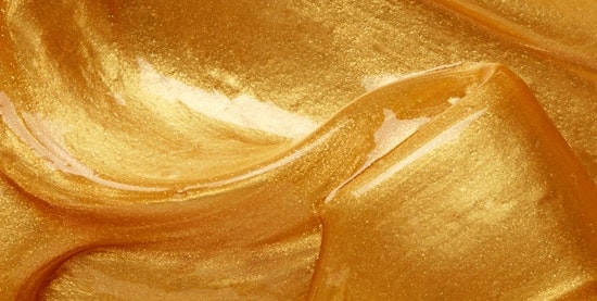 Cremige Masse mit Goldpartikeln
