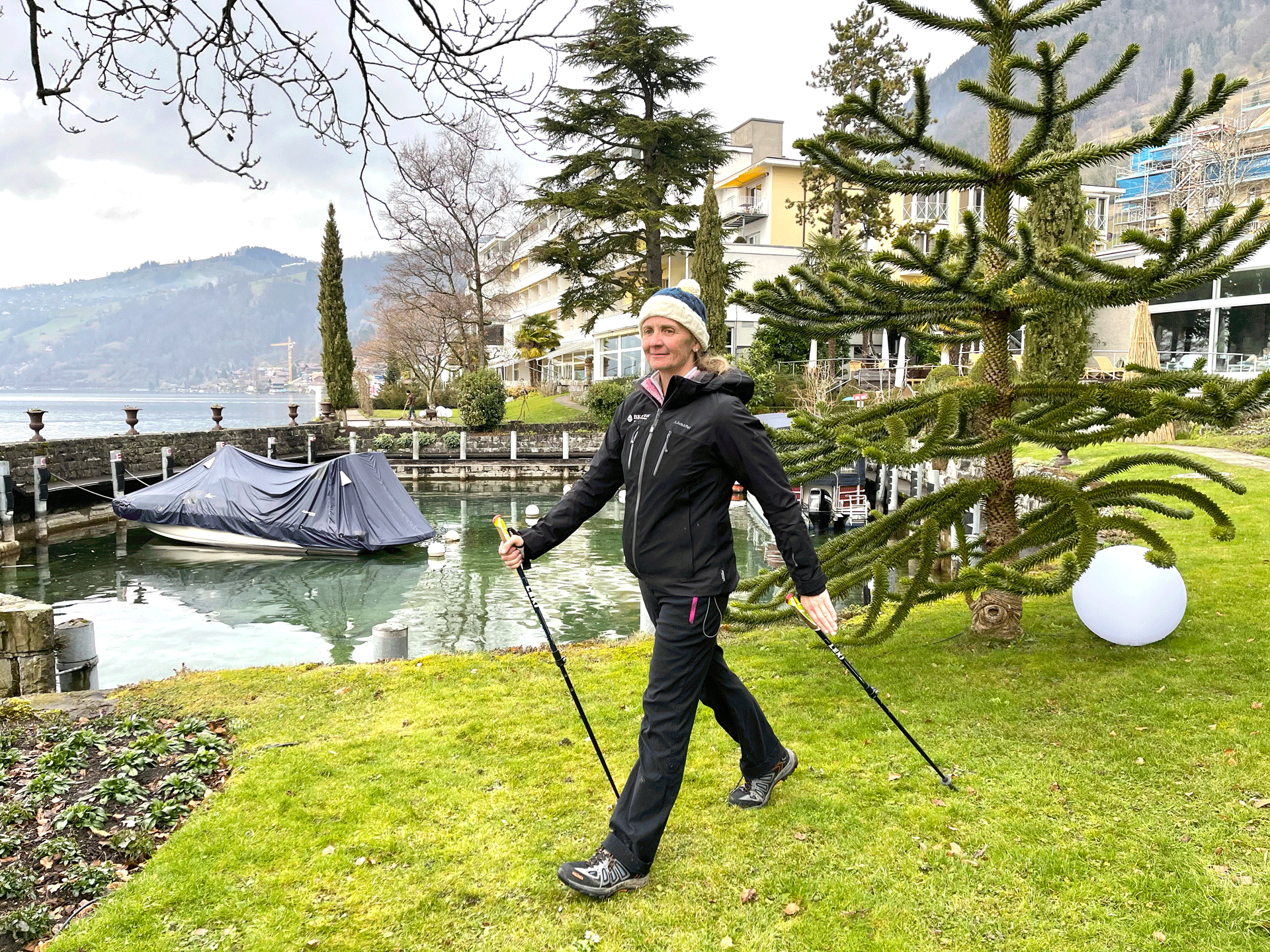 Frau übt Nordic Walking im Park